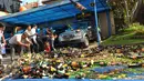 Sejumlah petugas saat melakukan pemusnahan miras di di Polres Kota Tangerang Banten, Rabu, (23/12). Polresta Tangerang memusnahkan miras sebanyak 11.155 botol dan 264 Ciu yang berkemas botol mineral. (Liputan6.com/Faisal R Syam)