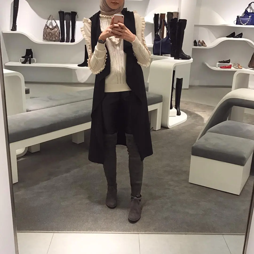 Busana hijab makin modis dengan sentuhan aksen ruffles. (sumber foto: @withloveleena/instagram)