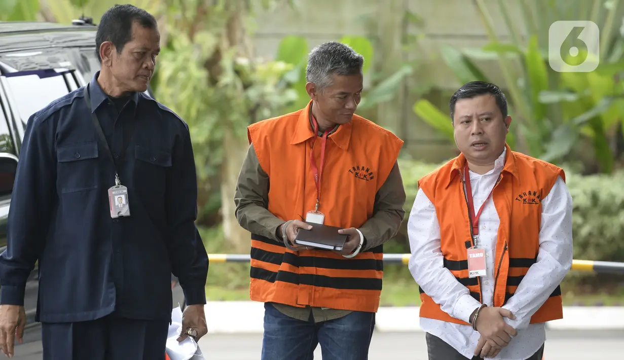 Mantan Komisioner KPU, Wahyu Setiawan dan staf Sekjen PDIP Hasto Kristiyanto, Saeful Bahri  akan menjalani pemeriksaan sebagai saksi oleh penyidik terkait kasus penerimaan hadiah atau janji penetapan anggota DPR Terpilih 2019-2024 di Gedung KPK, Jakarta, Rabu, (5/2/2020). (merdeka.com/Dwi Narwoko)