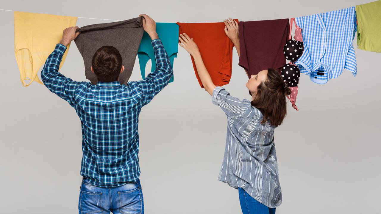 8 Cara Menjemur Baju di Teras agar Tidak Mudah Jatuh saat Angin Kencang