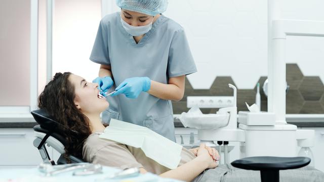 Ilustrasi pemeriksaan gigi