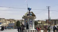 Bendera Taliban berkibar setelah pertempuran antara Taliban dengan pasukan keamanan Afghanistan di sebuah alun-alun di Kota Ghazni, Afghanistan, Kamis (12/8/2021). Ghazni menjadi ibu kota provinsi ke-10 yang dikuasi Taliban dalam sepekan. (AP Photo/Gulabuddin Amiri)