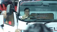 Menteri Perindustrian Menjajal truk New Isuzu Giga saat acara pembukaan Gaikindo Indonesia International Commercial Vehicle Expo 2018 di JCC Senayan, Jakarta, Kamis (2/3/2018)