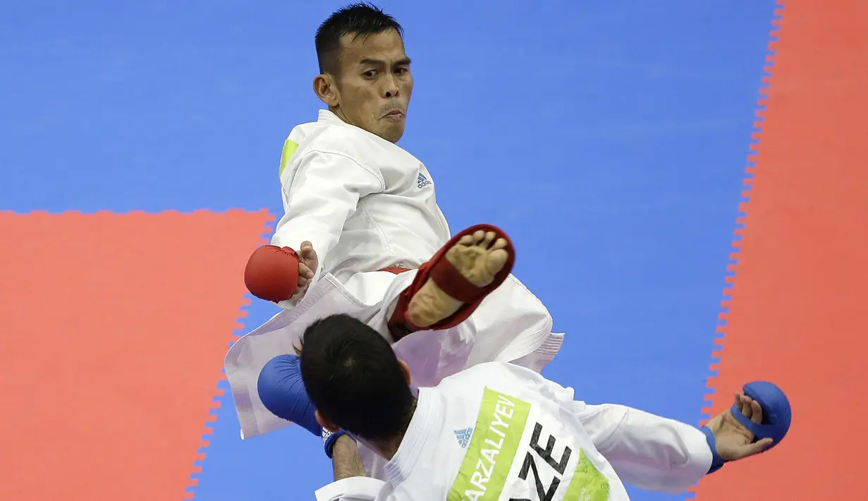 Suryadi karateka Indonesia melawan Firdovs Farzaliyev Azerbaijan di nomor kumite kelas 60 kg pada Islamic Solidarity Games, Minggu (13/5/2017) di Baku, Azerbaijan. (AFP/Patrick Baz)
