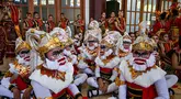 Para penari menunggu giliran untuk menampilkan tarian Yosakoi saat kegiatan Festival Remo-Yosakoi di Surabay, Minggu, 12 Juli 2026. (AFP/ Juni Kriswanto)