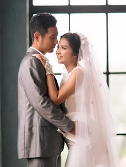 Banyak dari para nitizen yang memuji kecantikan artis kelahiran Palembang 25 tahun silam. Selain itu, pertanyaan dari nitizen tentang pernikahannya yang berbeda agama. (Instagram/@dierabachir)