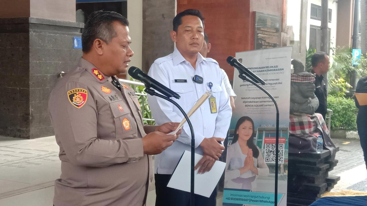 Kepala Kantor Imigrasi Kelas I Khusus TPI Ngurah Rai, Winarko dan Kapolres Badung AKBP M. Arif Batubara saat konferensi pers Bonnie Blue soal di Kantor Imigrasi Kelas I Khusus TPI Ngurah Rai, Bali, Kamis (11/12).