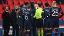 Gelandang Istanbul Basaksehir, Demba Ba (tengah), berbicara dengan wasit Ovidiu Hategan, usai dihentikannya laga lanjutan Liga Champions Grup H melawan Paris Saint-Germain di Parc des Princes Stadium, Selasa (8/12/2020). (AFP/Franck Fife)