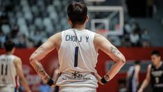 Ragam tato pebasket Timnas Korea Selatan, Choi Jun-yong saat matchday kedua Grup B FIBA Asia Cup 2022 melawan Timnas Basket Taiwan di Istora Senayan, Jakarta, Kamis (14/07/2022). (Bola.com/Bagaskara Lazuardi)