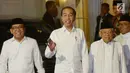 Pasangan capres-cawapres nomor urut 01 Joko Widodo (tengah) dan Ma'ruf Amin (kanan) menyapa wartawan saat tiba di kediaman Ma'ruf Amin, Menteng, Jakarta, Kamis (27/6/2019). Jokowi menjemput Ma'ruf untuk nonton bareng sidang putusan MK di Lanud Halim Perdanakusuma. (Liputan6.com/Herman Zakharia)