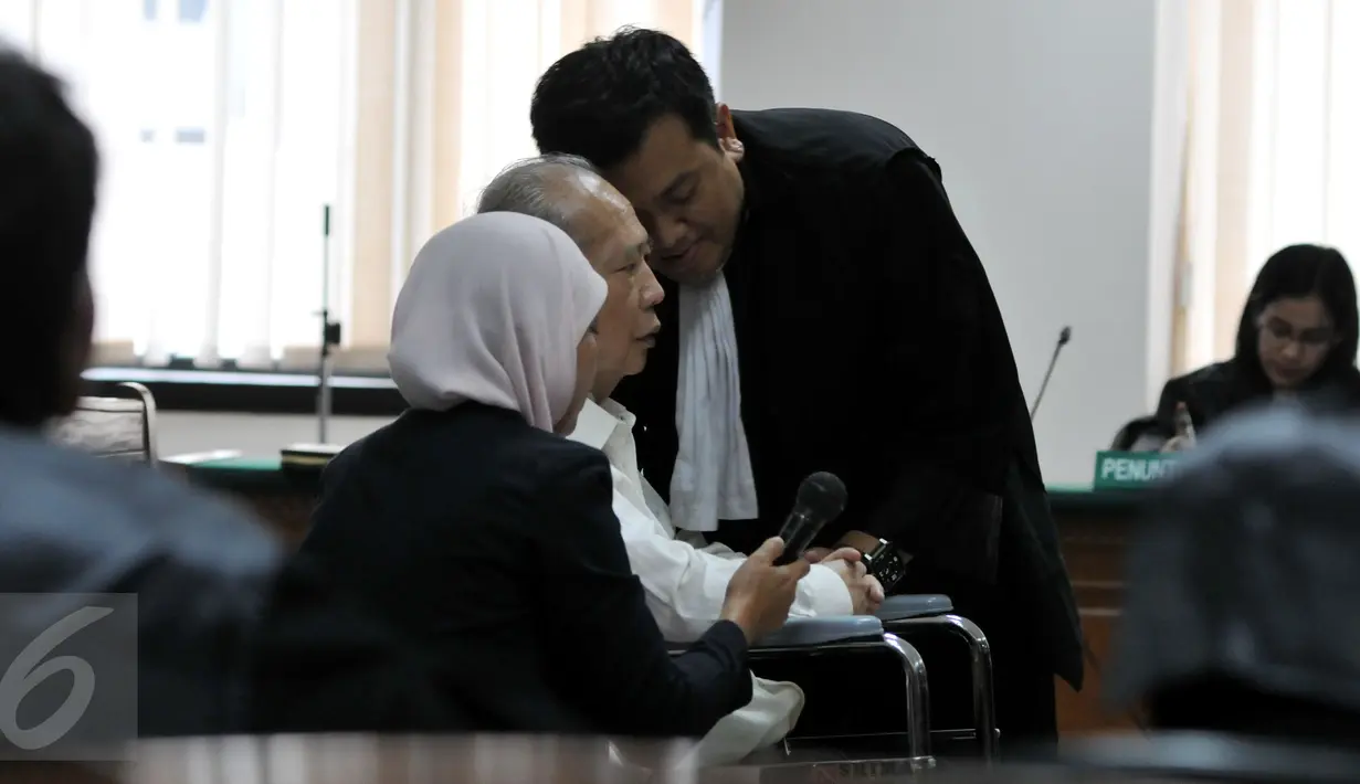 Terdakwa Komisaris PT Bursa Berjangka Jakarta (BBJ) Hassan Widjaja menjalani sidang putusan Majelis Hakim Tipikor, Jakarta, Senin (28/9/2015). Hassan divonis 2 tahun penjara dan denda Rp 100 juta subsidair 3 bulan kurungan. (Liputan6.com/Andrian M Tunay)