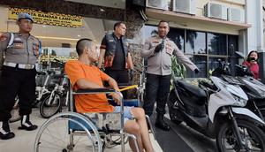 Tersangka Irvan dan barang bukti dua sepeda motor yang berhasil diamankan polisi dari hasil pencurian. (Foto: Liputan6.com/Ardi Munthe).