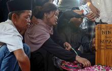FOTO: Tangis Haru Iringi Pemakaman Mpok Alpa, Komedian Ceria yang Berjuang Diam-Diam Lawan Kanker