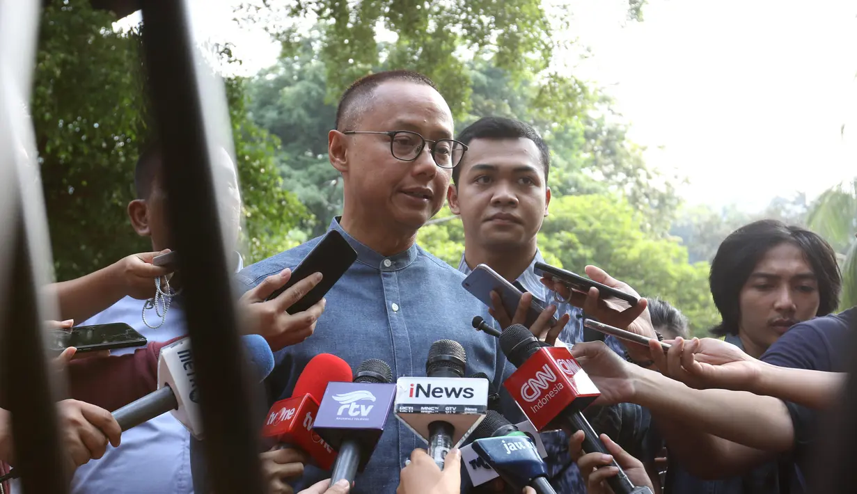 Sekjen PAN Eddy Soeparno memberi keterangan saat tiba di rumah Prabowo Subianto di Kertangara, Jakarta, Jumat (28/6/2019). Prabowo mengumpulkan sekjen partai koalisi Adil Makmur untuk membahas beberapa hal usai putusan MK terkait sengketa Pilpres 2019. (Liputan6.com/Angga Yuniar)
