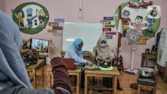 Pendidik mempraktikan pembuatan bir pletok saat kelas sentra memasak via virtual di Pendidikan Anak Usia Dini (PAUD) Cempaka, Tebet Barat, Jakarta, Senin (23/11/2020). Selama pandemi Covid-19, pendidik di PAUD Cempaka rutin menggelar kegiatan belajar secara virtual. (merdeka.com/Iqbal S Nugroho)