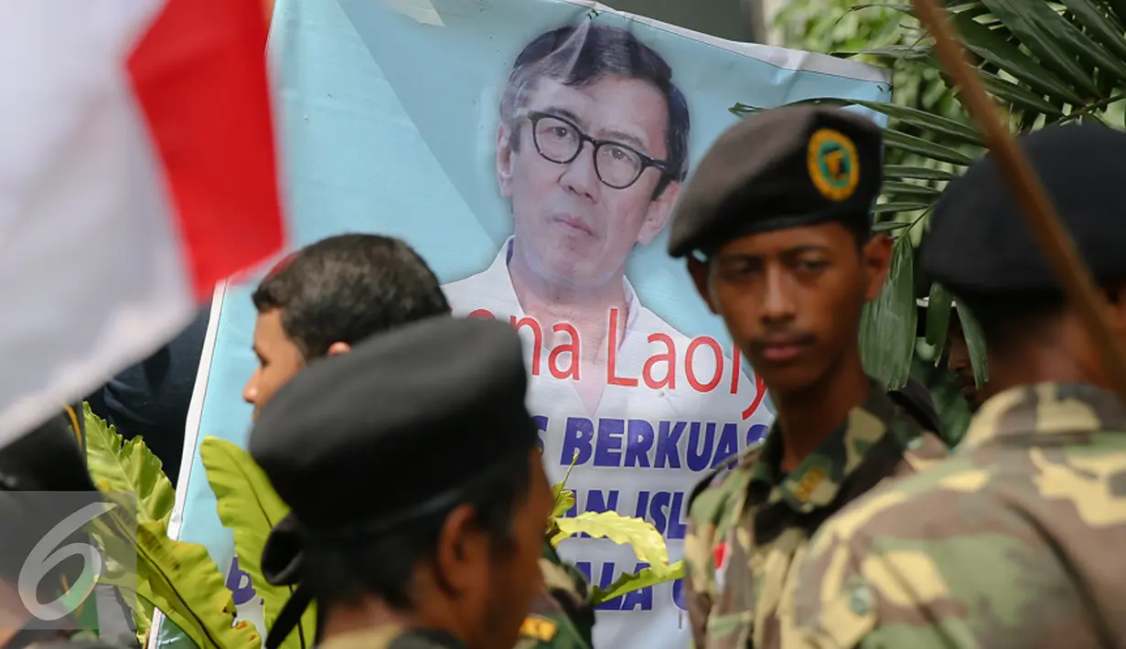 HAM, Jakarta, Senin (28/12). Dalam aksinya mereka mendesak pemerintah menyelesaikan konflik Partai Persatuan Pembangunan (PPP). (Liputan6.com/Faizal Fanani) Massa Komunitas Muslim Pembela Kabah (Kompak) saat berunjuk rasa di Kementerian Hukum dan 