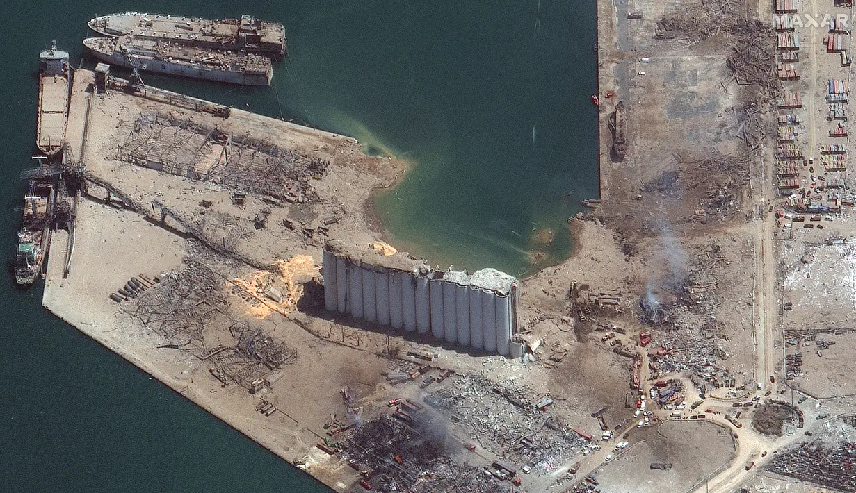 Citra satelit yang disediakan oleh Maxar Technologies ini menunjukkan pelabuhan Beirut dan daerah sekitarnya di Lebanon pada Rabu, 5 Agustus 2020, sehari setelah ledakan besar yang membuat seluruh blok kota diselimuti kaca dan puing-puing. (© 2020 Maxar Technologies via AP)
