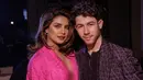 Priyanka Chopra (kiri) dan Nick Jonas menghadiri koleksi siap pakai Valentino Fall/Winter 2023-2024 yang dipresentasikan di Paris Fashion Week, Paris, Prancis, 5 Maret 2023. Priyanka Chopra dan suami Nick Jonas tampil mesra saat menghadiri Paris Fashion Week. (Vianney Le Caer/Invision/AP)