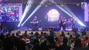 Penampilan Grup band Nidji dalam acara BRIZZI Vidio Fair 2017 di The Space Senayan City, Jakarta Pusat, Sabtu (9/12). Aksi panggung Nidji tersebut menjadi rangkaian akhir tahun terakhir Giring Nidji. (Liputan6.com/Herman Zakharia)