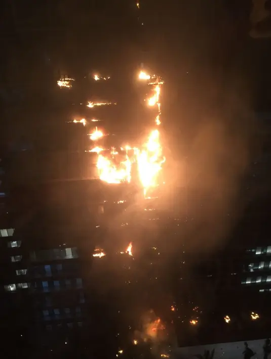 Sebanyak 20 unit mobil pemadam kebakaran diluncurkan untuk memadamkan kebakaran yang terjadi di Gedung Neo Soho, Jakarta Barat, Rabu (9/11). (Istimewa)