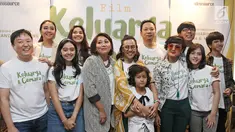 Sejumlah pemain film Keluarga Cemara berfoto bersama saat syukuran di kawasan Gunawarman, Jakarta, Kamis (4/1). Film ini diangkat dari sinetron Keluarga Cemara yang populer pada tahun 1990-an.  (Liputan6.com/Herman Zakharia)