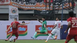 Gelandang serang Persija Jakarta, Hanno Behrens, sukses mencetak gol ke gawang Persis Solo yang dikawal Muhammad Riyandi. Kedua tim bertanding pada pekan kedua BRI Liga 1 2022/2023 di Stadion Patriot Candrabhaga, Kota Bekasi, Minggu (31/7/2022) sore WIB. (Bola.com/Ikhwan Yanuar)