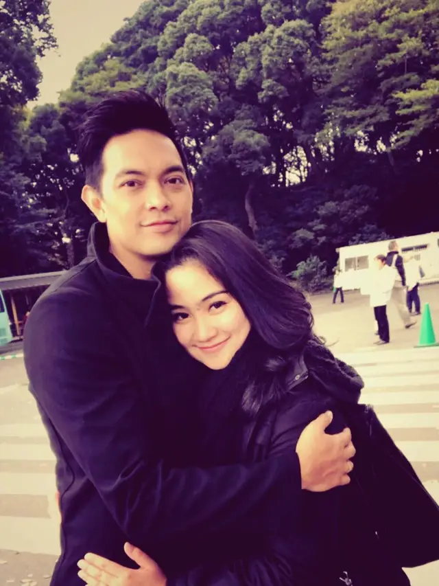 Jarang Terekspos, Ini 6 Momen Manis Donnie eks Ada Band dan Istri