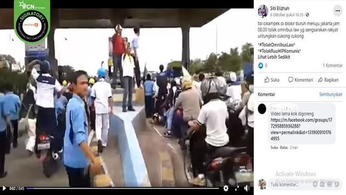 Gambar Tangkapan Layar Video Ratusan Buruh Demo Menutup Jalan Tol (sumber: Facebook)