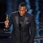 Aktor Mahershala Ali memberikan pidato kemenangannya di atas podium Academy Awards ke-89, Los Angeles, Minggu (26/2). Mahershala Ali meraih piala Oscar 2017 untuk nominasi Aktor Pendukung Terbaik di film Moonlight. (Photo by Chris Pizzello/Invision/AP)