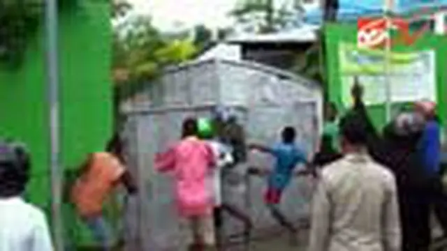 Puluhan warga mengamuk dan menyerang kediaman Gubernur Papua Barat. Insiden ini terjadi setelah warga melihat mobil berplat merah menabrak seorang ibu yang sedang berjualan bensin eceran. 