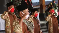LIma mantan teroris mengikuti upacara HUT ke-75 Kemerdekaan RI di Balai Kota Solo, Senin (17/8).(Liputan6.com/Fajar Abrori)