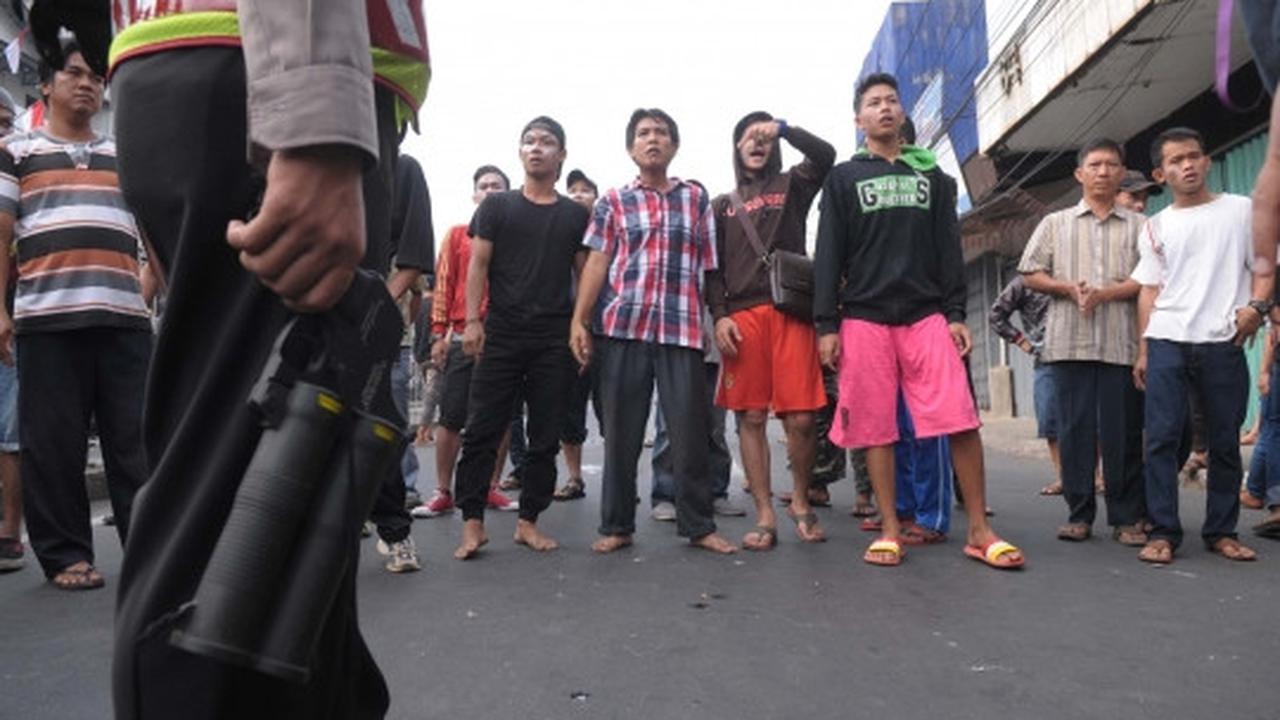 Tolak penggusuran, ratusan warga Kampung Pulo hadang Satpol PP