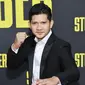 Aktor Iko Uwais melakukan gerakan pencak silat saat berpose menghadiri pemutaran perdana "Stuber" di Regal Cinemas LA Live di Los Angeles (10/7/2019). Stuber adalah film laga komedi Amerika Serikat tahun 2019 yang ditulis oleh Tripper Clancy dan disutradarai oleh Michael Dowse. (AFP Photo/Nick Agro)