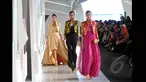 Sejumlah model memperagakan busana rancangan Poppy Dharsono pada ajang Indonesia Fashion Week 2015 di JCC Senayan, Jakarta, Kamis (26/2). (Liputan6.com/Panji Diksana)