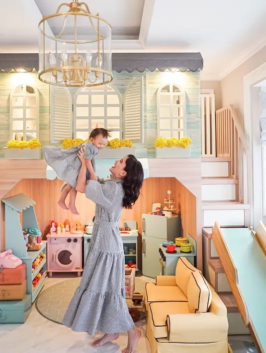 Like mother like daughter, tampilan gaya matching bisa jadi opsi foto yang instagramable (Instagram @shandyaulia)