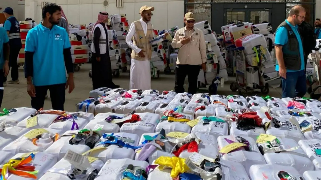 Koper jemaah haji saat ditata di Bandara Jeddah, Arab Saudi, Senin 11 Mei 2026.