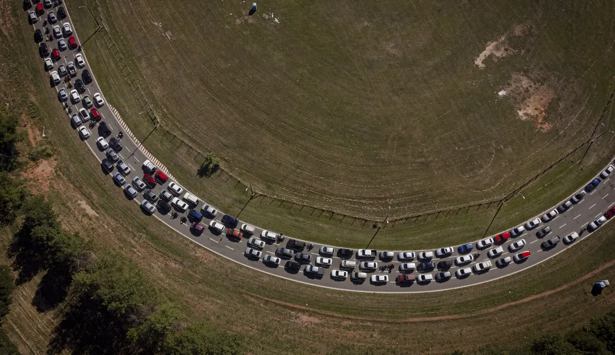 Pengemudi menunggu untuk menjalani tes PCR COVID-19 gratis di tempat pengujian drive-thru di arena pacuan kuda di Capiata, Paraguay, Selasa (11/1/2022).  (AP Photo/Jorge Saenz)