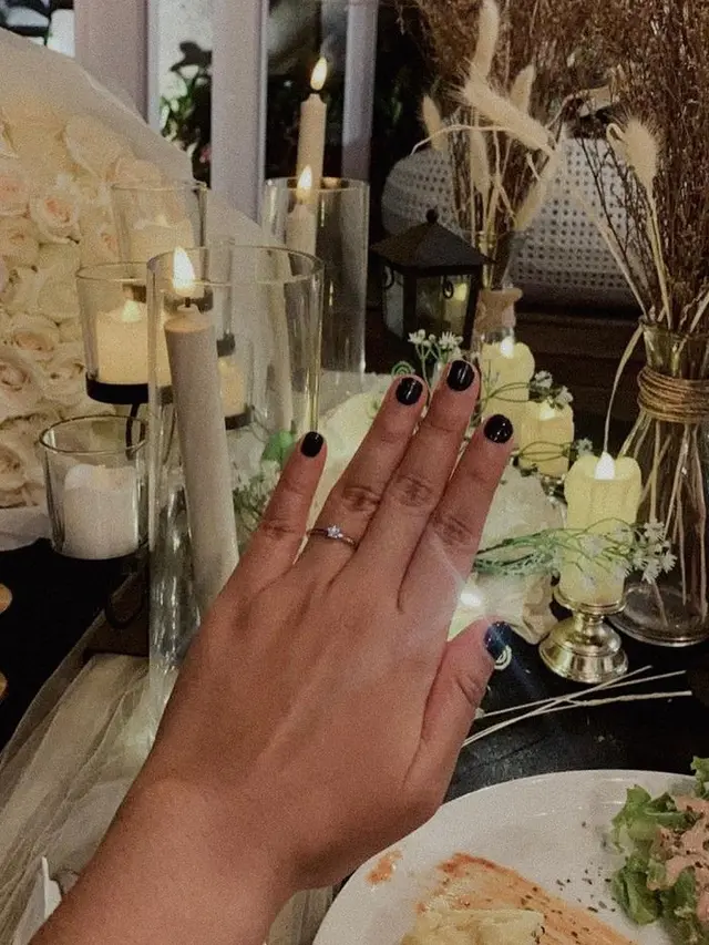 Adinda Azani dilamar sang kekasih, Armand Zachary. (Foto: Instagram/dindazani)