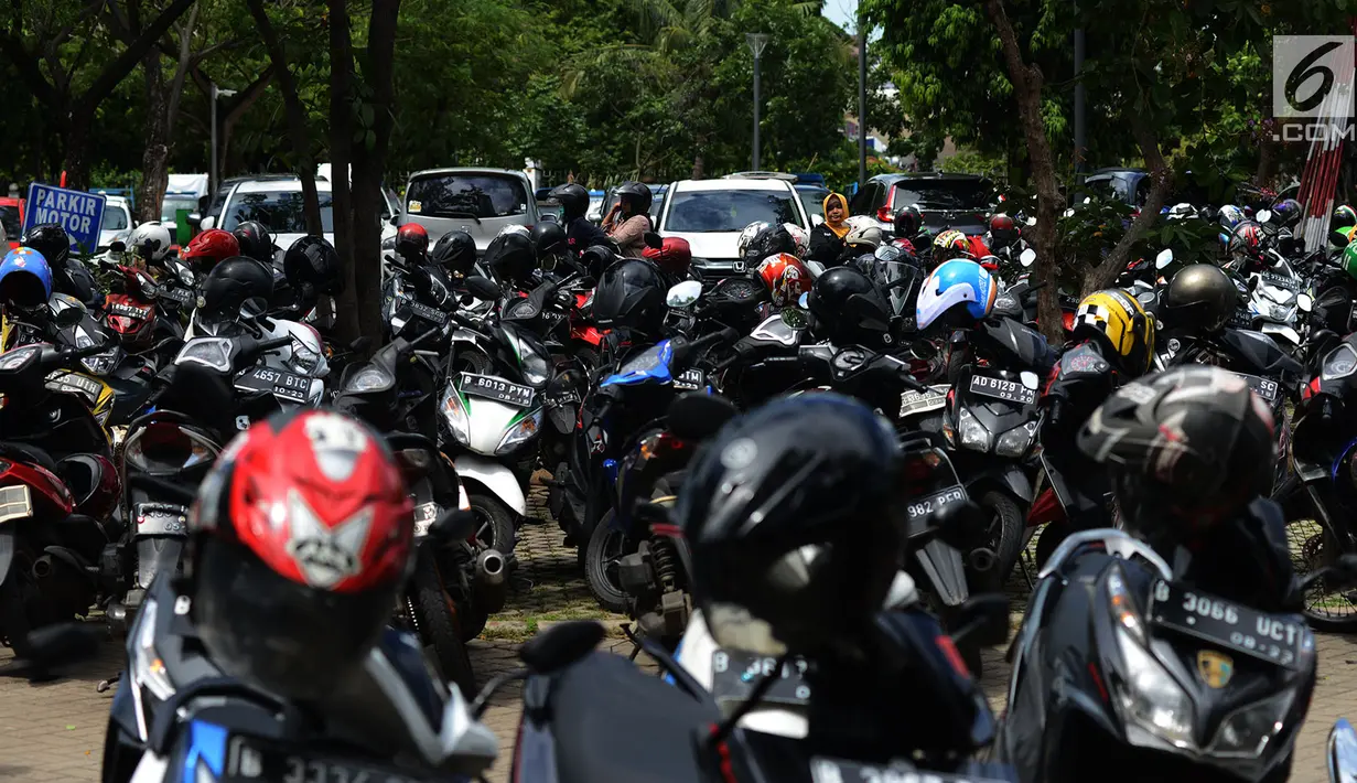 Parkir kendaraan bermotor di Kawasan Irti Monas, Jakarta, Kamis (3/1). Nantinya, tarif baru itu akan mulai diterapkan pertama kali di lapangan parkir Ikatan Restoran dan Taman Indonesia (IRTI) Monumen Nasional (Monas). (Merdeka.com/Imam Buhori)