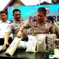 Satreskrim jajaran Polres Cirebon Kota menyita barang bukti merica palsu yang diproduksi di Kecamatan Mundu, Kabupaten Cirebon, Jawa Barat. (Panji Prayitno/Liputan6.com)