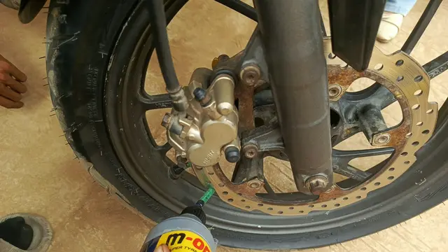 Sealant ban motor, sebelum uji coba melewati paku (ist.)