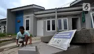 Pemilik rumah membuat rangka penguat dapur rumah di Perumahan Griya Samaji,Cieseng, Bogor, Rabu (19/02/2020). BTN pada 2019 telah merealisasikan 735.000 rumah dalam Program pemerintah satu juta rumah dengan kredit kepemilikan rumah bersubsidi sekitar Rp 111 trilyun. (merdeka.com/Arie Basuki)