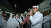 Dengan sabar, Menteri Agama Lukman Hakim Saifuddin mendengar curhatan jemaah haji Indonesia. (www.kemenag.go.id)