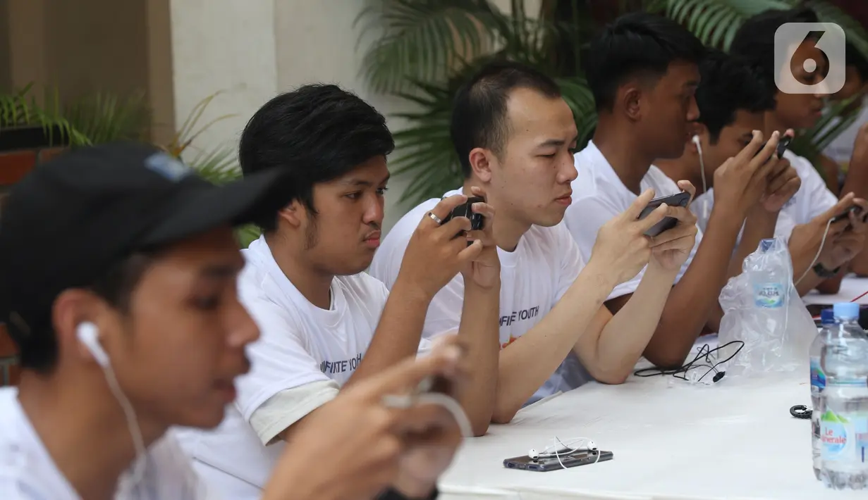 Peserta eSports game Mobile Legends berkonsentrasi dalam Indonesia Banten Esport Competition  (IBEC) 2019 di BSD, Tangerang Selatan, Sabtu (2/11/2019). Pemprov Banten menggelar turnamen IBEC 2019 untuk mendukung olahraga esport yang tengah diminati kalangan muda. (Liputan6.com/Angga Yuniar)