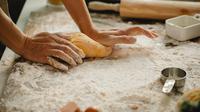 Ilustrasi memasak kue. (Foto oleh Klaus Nielsen dari Pexels)