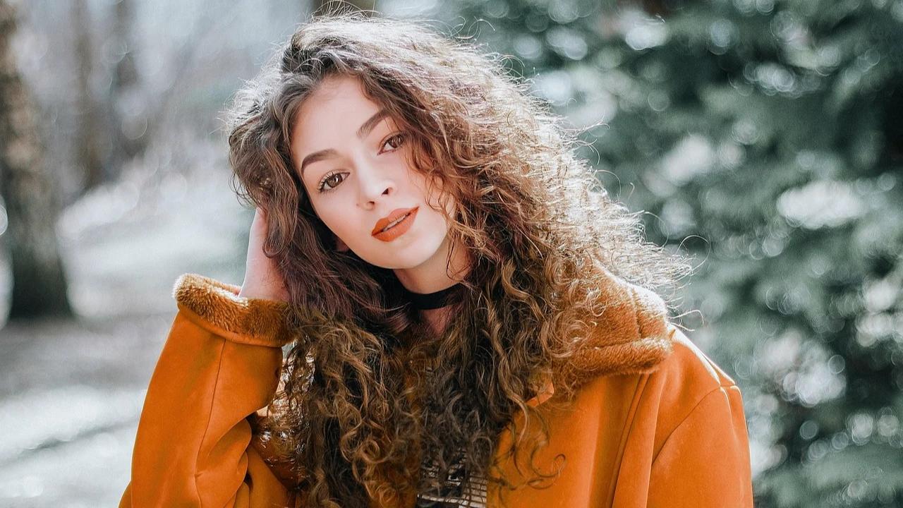 8 Inspirasi Curly Long Hair Wanita yang Menyempurnakan Penampilan Harianmu