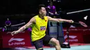 Lin Dan mengembalikan kok saat bertanding melawan Chen Long dalam turnamen bulu tangkis Fuzhou China Open di Fuzhou, Provinsi Fujian, China, 6 November 2019. Tim bulu tangkis nasional China menyetujui keputusan Lin Dan untuk pensiun. (STR/OSPORTS/AFP)