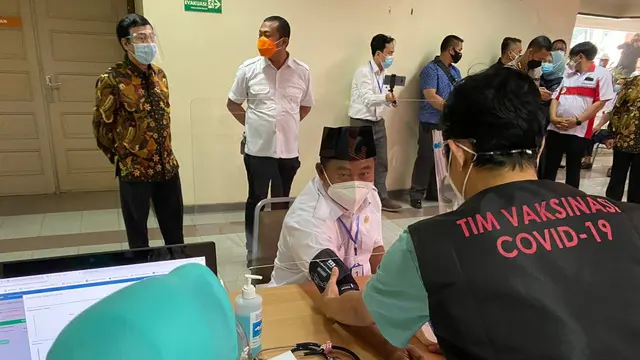 Wagub Jabar Uu Ruzhanul Vaksinasi