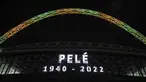 Lengkungan Stadion Wembley di London, Kamis (29/10/2022), menyala dengan warna bendera Brasil setelah mantan legenda sepak bola Brasil, Pele meninggal dunia. Sebelum kepergiannya, Pele menjalani perawatan intensif di rumah sakit Albert Einstein, Sao Paulo selama satu bulan terakhir untuk berjuang sembuh dari kanker usus yang dideritanya sejak 2021. (AP Photo/PA/Kieran Cleeves)