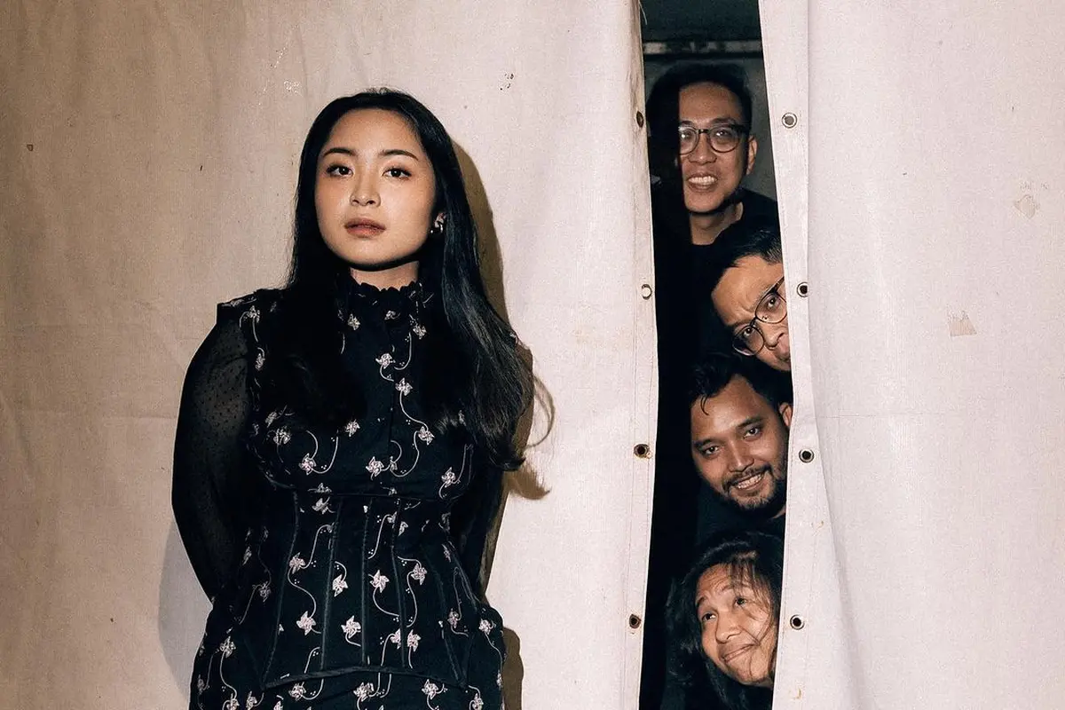 6 Inspirasi Look Serba Hitam Anti Monoton ala Bernadya